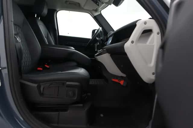 Land Rover Defender (2021) thumbnail 5