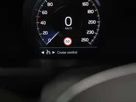 Volvo XC90 (2015) thumbnail 21