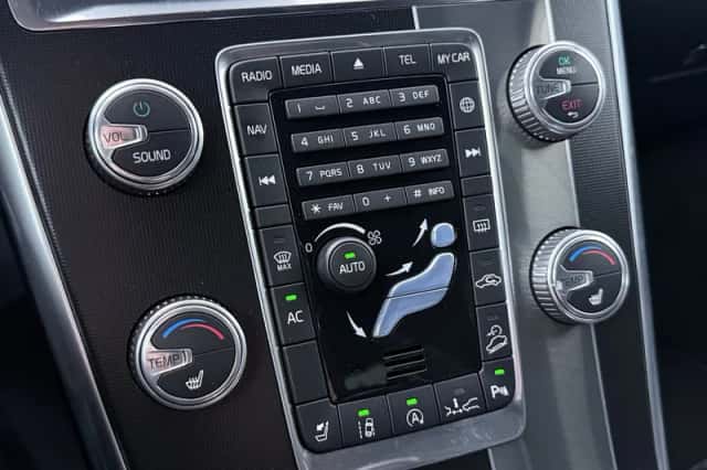 Volvo XC60 (2017) thumbnail 12
