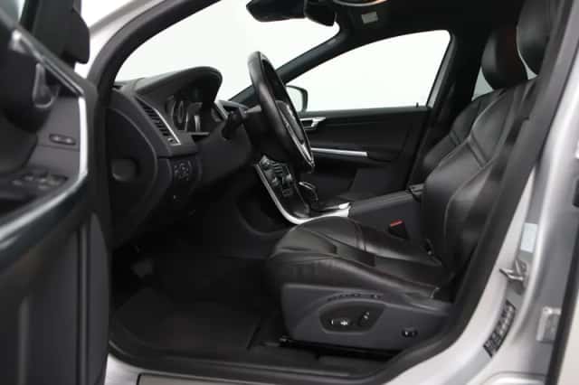 Volvo XC60 (2016) thumbnail 3