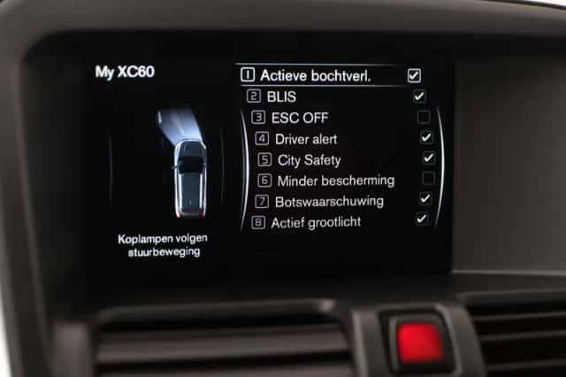 Volvo XC60 (2016) thumbnail 31