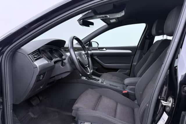 Volkswagen Passat (2018) thumbnail 3