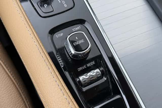Volvo XC90 (2015) thumbnail 36