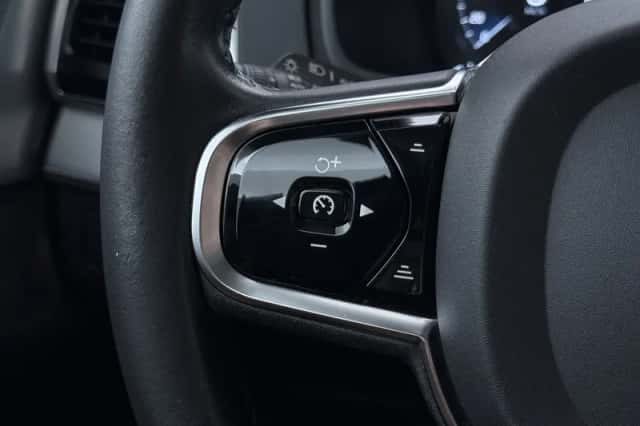 Volvo XC90 (2015) thumbnail 39