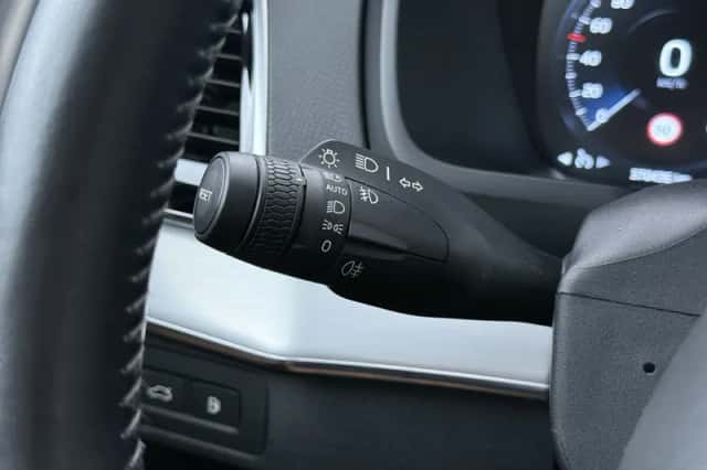 Volvo XC90 (2015) thumbnail 40