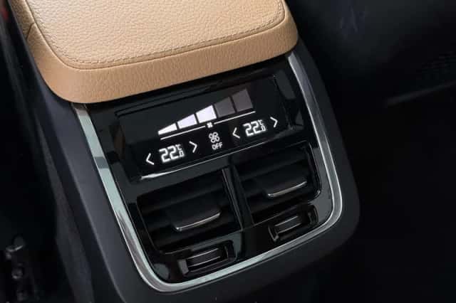 Volvo XC90 (2015) thumbnail 47