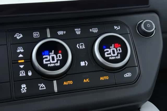 Land Rover Defender (2026) thumbnail 32