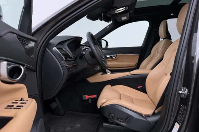 Volvo XC90 (2023) thumbnail 3