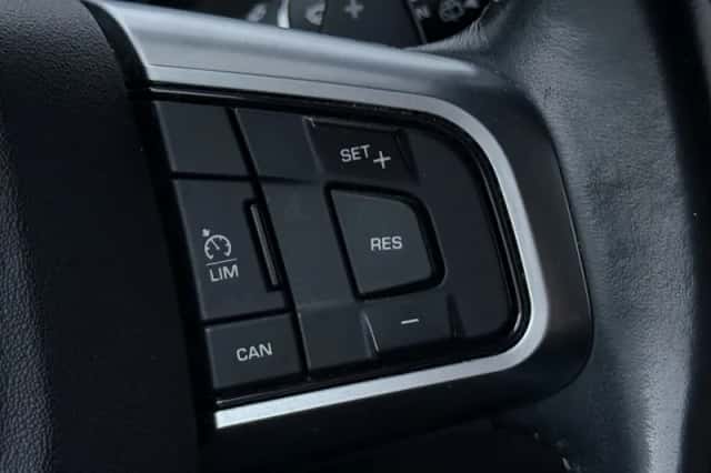 Land Rover Discovery Sport (2016) thumbnail 33