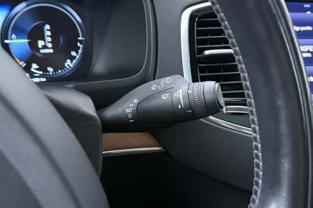 Volvo XC90 (2016) thumbnail 40