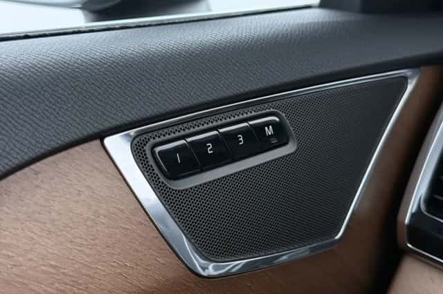 Volvo XC90 (2016) thumbnail 41