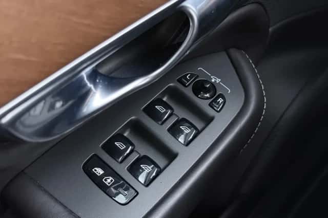 Volvo XC90 (2016) thumbnail 42