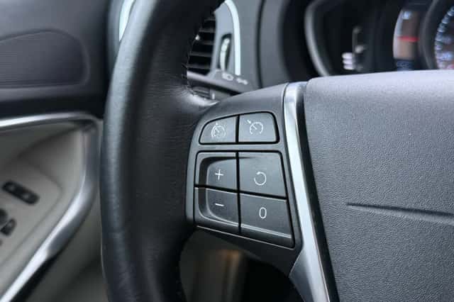 Volvo V40 (2012) thumbnail 24