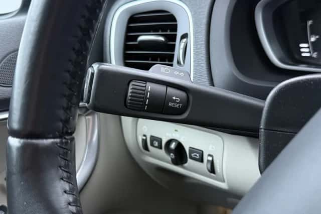 Volvo V40 (2012) thumbnail 25