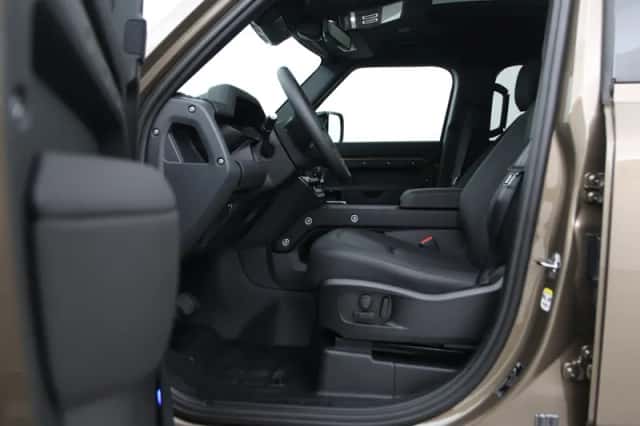 Land Rover Defender (2026) thumbnail 3