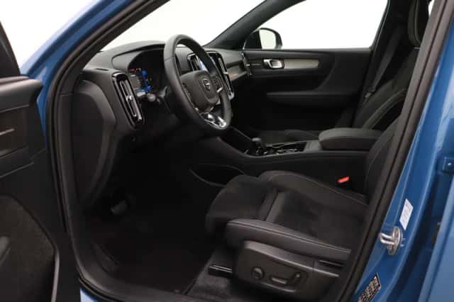 Volvo XC40 (2024) thumbnail 3