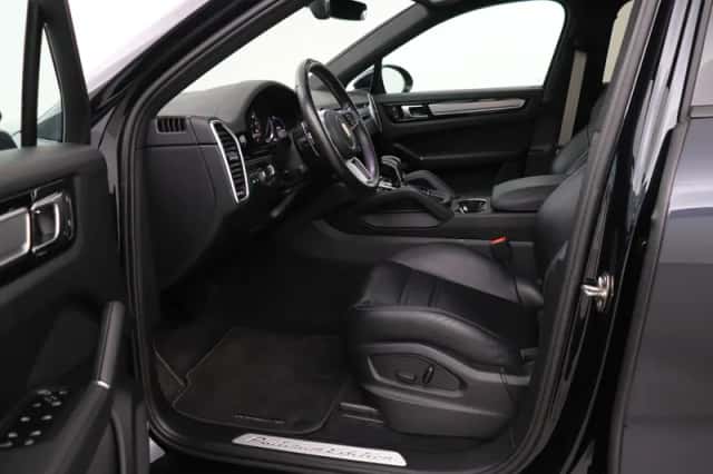 Porsche Cayenne (2023) thumbnail 3
