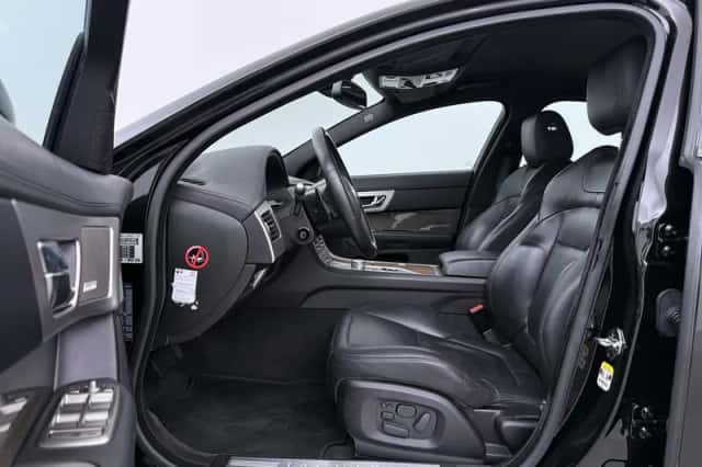 Jaguar XF (2011) thumbnail 3