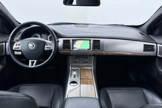 Jaguar XF (2011) thumbnail 4