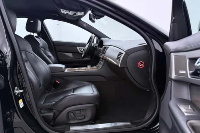 Jaguar XF (2011) thumbnail 5