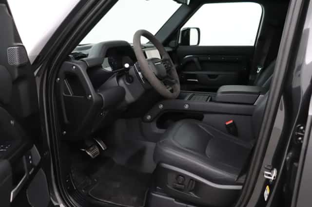 Land Rover Defender (2023) thumbnail 3