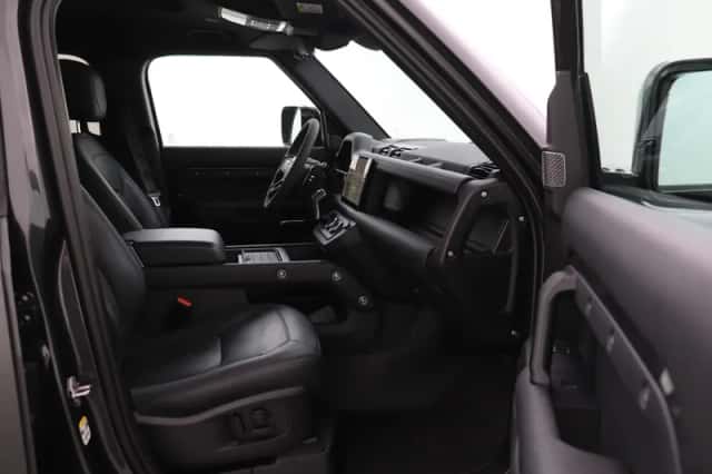 Land Rover Defender (2023) thumbnail 5