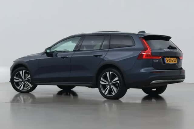 Volvo V60 (2023) thumbnail 2