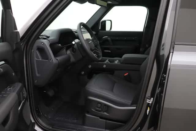 Land Rover Defender (2026) thumbnail 3