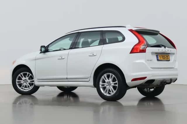 Volvo XC60 (2015) thumbnail 2