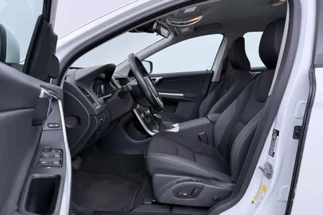 Volvo XC60 (2015) thumbnail 3