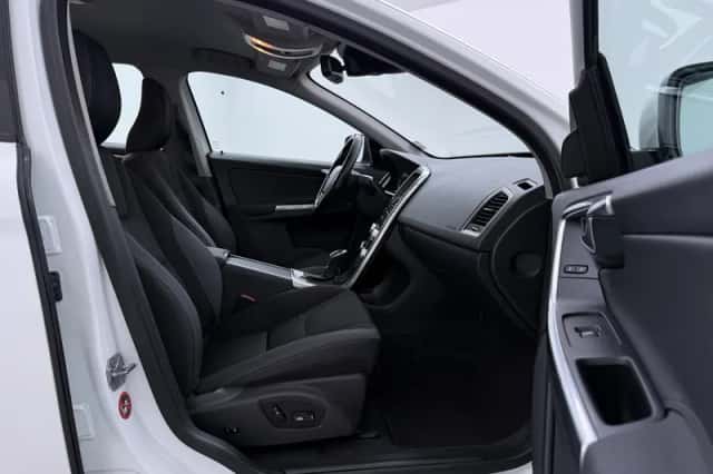 Volvo XC60 (2015) thumbnail 5