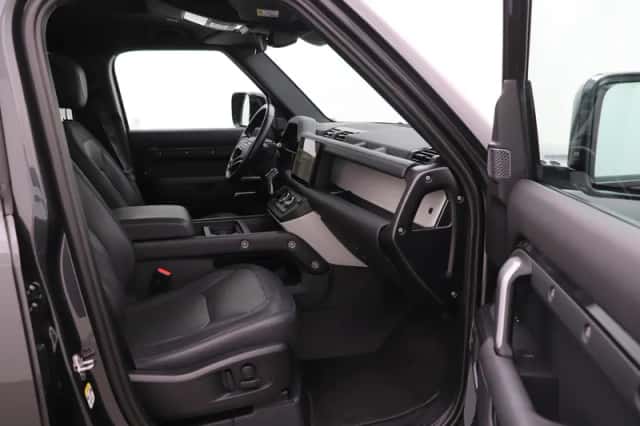 Land Rover Defender (2022) thumbnail 5