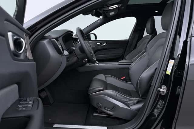 Volvo XC60 (2023) thumbnail 3