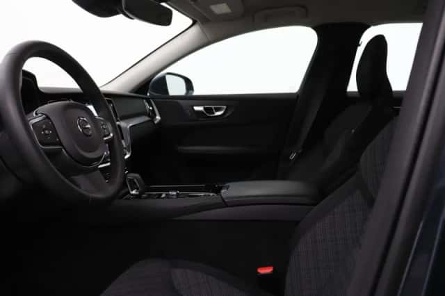 Volvo V60 (2023) thumbnail 3