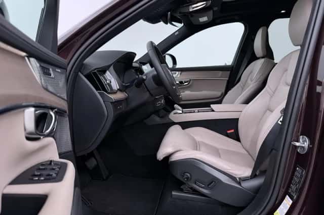 Volvo XC90 (2025) thumbnail 3
