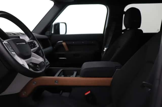 Land Rover Defender (2021) thumbnail 3