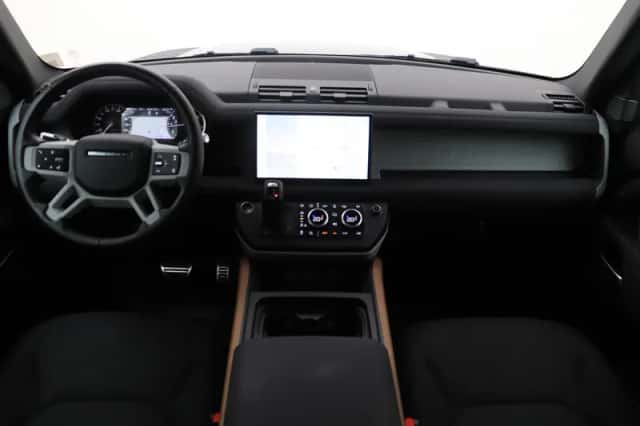 Land Rover Defender (2021) thumbnail 4