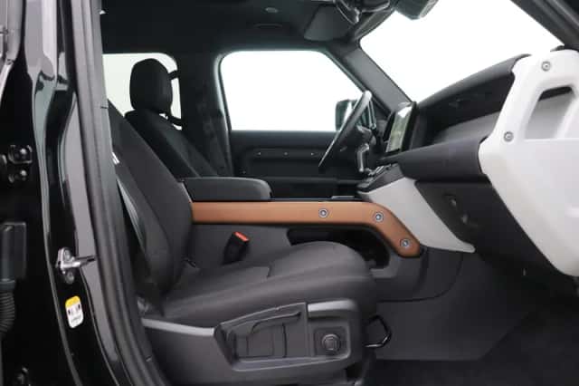 Land Rover Defender (2021) thumbnail 5