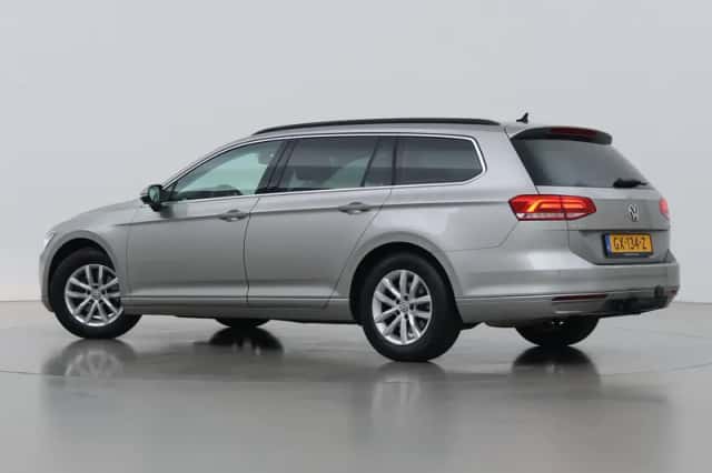 Volkswagen Passat (2015) thumbnail 2
