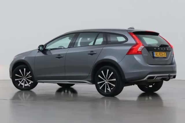 Volvo V60 (2015) thumbnail 2
