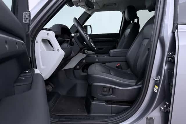 Land Rover Defender (2020) thumbnail 3