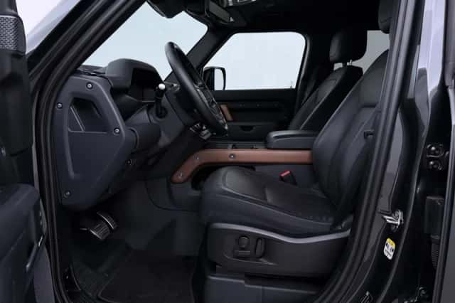 Land Rover Defender (2022) thumbnail 3