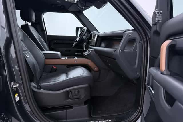 Land Rover Defender (2022) thumbnail 5