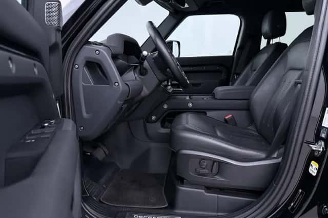 Land Rover Defender (2021) thumbnail 3