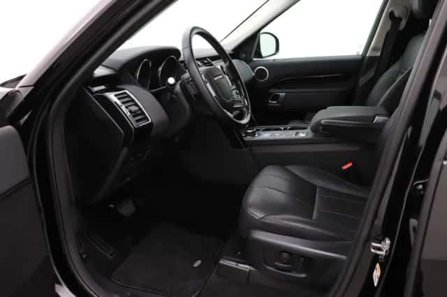 Land Rover Discovery (2018) thumbnail 3
