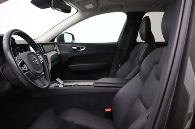 Volvo XC60 (2022) thumbnail 3