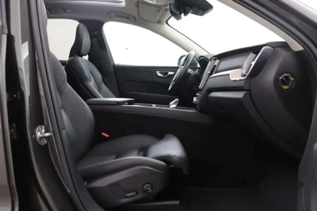Volvo XC60 (2022) thumbnail 5