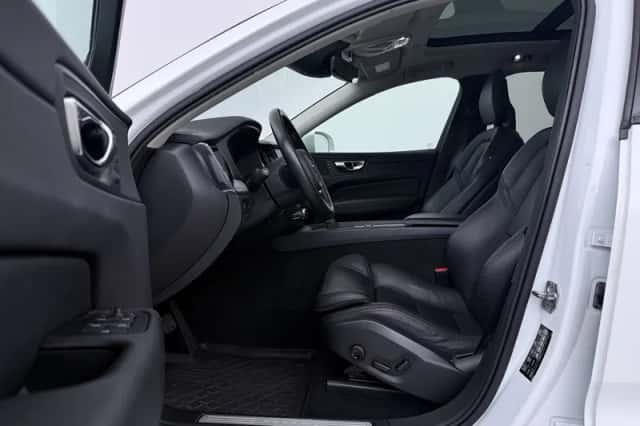Volvo XC60 (2018) thumbnail 3
