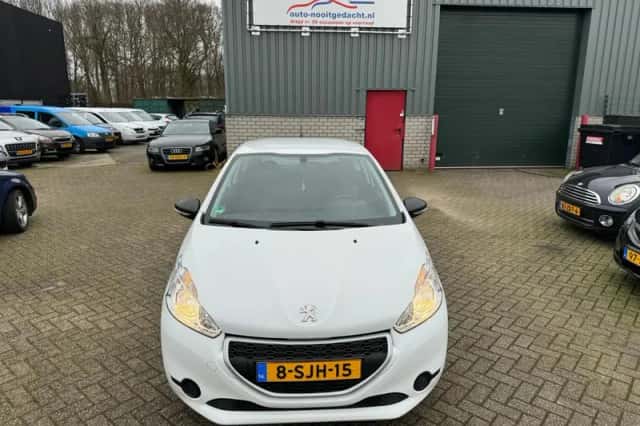 Peugeot 208 (2013) thumbnail 2