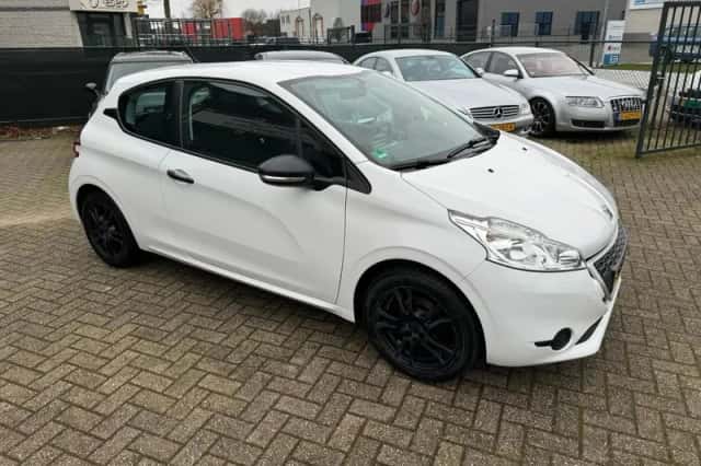 Peugeot 208 (2013) thumbnail 3